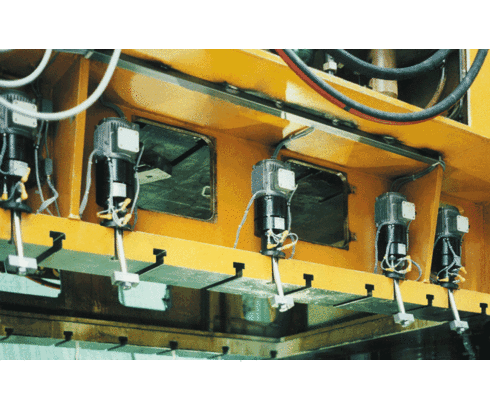 Utilización de elementos de sujeción oscilantes electro-mecánicos en una prensa de doble montante Utilización de elementos de sujeción oscilantes electro-mecánicos en una prensa de doble montante