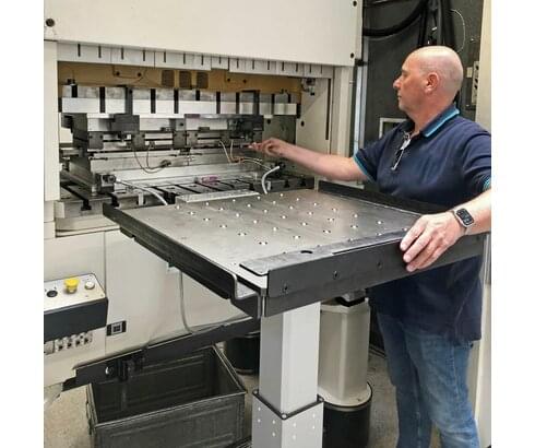 Aplicación del carro para el cambio de troqueles y moldes RW 500 con mesa de bolas en una troqueladora Bruderer